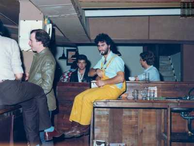 A quel punto cominciamo a parlare degli esordi del locale, che dal 1981 fino al 1994 fu ospitato in un garage di 250 metri quadri in via Montegrappa 35, nel cuore del quartiere Carrassi di Bari